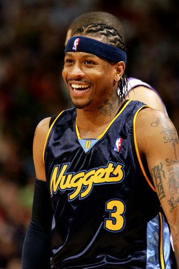 国安全队抵达北京，大兴机场内围满前来接机的国安球迷（国安全队回京，大兴机场挤满前来接机的国安球迷）