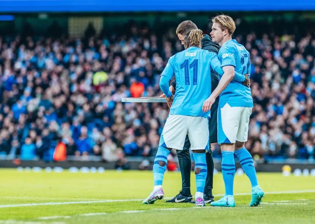 印媒：梅西混乱中尝试绕场一周，但他完全被官员及保镖包围（印媒：骚乱中梅西欲绕场一周，却被官员和保镖团团围住）