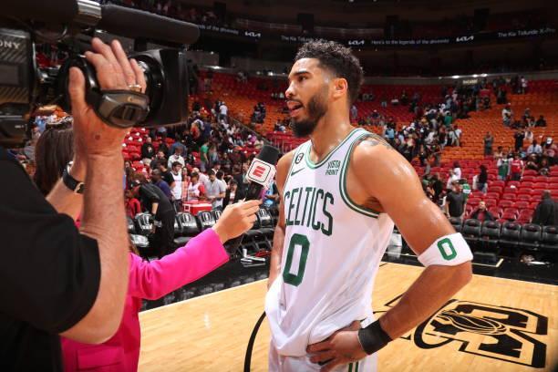 手感一般！伦纳德全场投篮21中7，得到21分6板5助2断（状态平平！伦纳德21投7中，拿下21分6篮板5助攻2抢断）