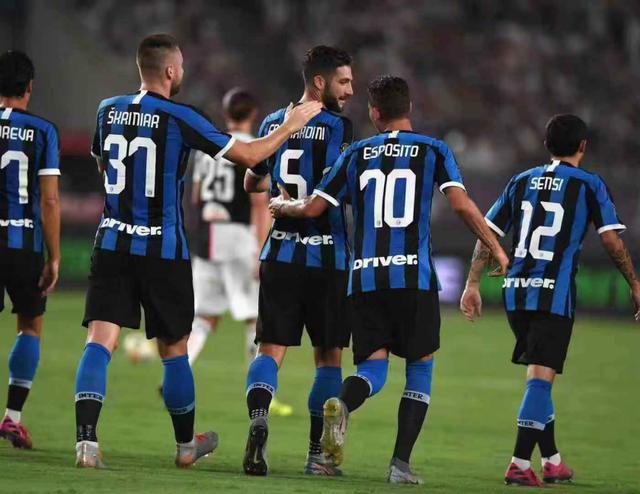 欧冠小组赛名额争夺白热化（欧冠小组赛席位之争愈演愈烈）