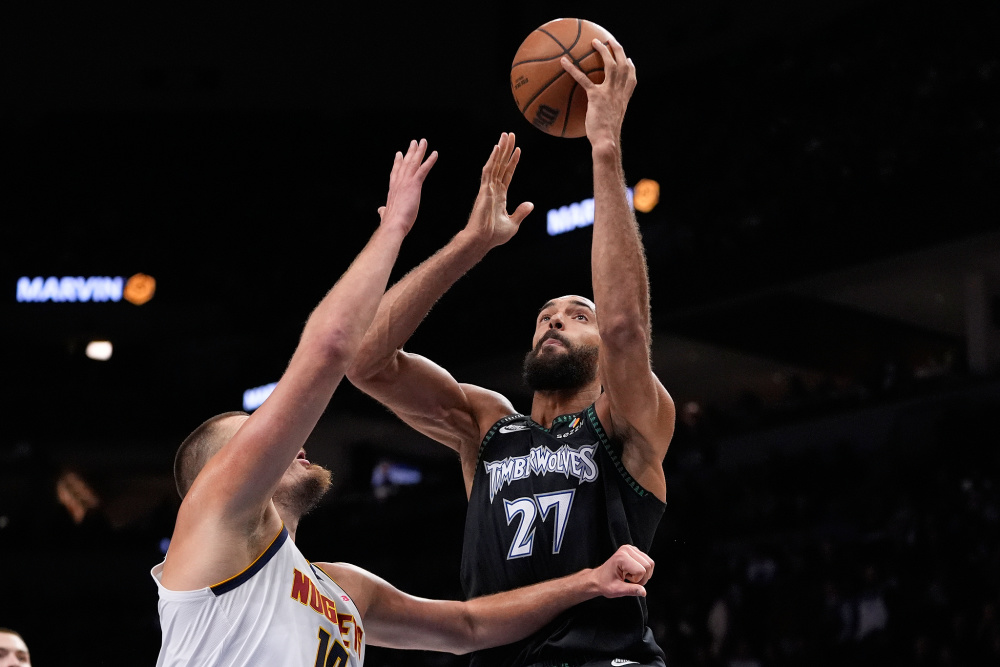 前河北队门将王年将成拍戏时被打伤，眼角被打开缝了三针（前河北队门将王年将在拍戏时遭打伤，眼角裂开缝了三针）